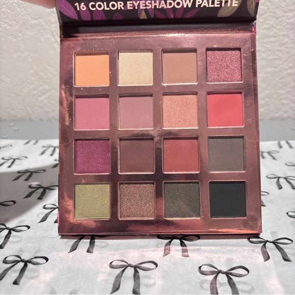 🌼 Rachel Couture — Golden Glove Eyeshadow Palette - Picture 1 of 4
